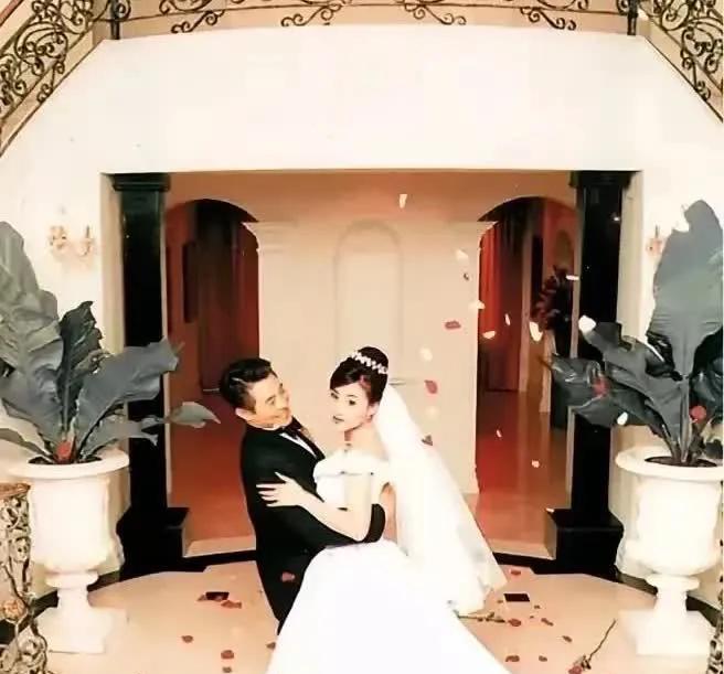 1999年李连杰和利智的结婚照，细品真有意思。
照片里李连杰满脸狂喜，动作带劲笑
