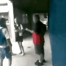 见男人没还手，以为男人软弱可欺。
二次试图挥拳打男人，男人抬左胳膊挡住。
男孩见