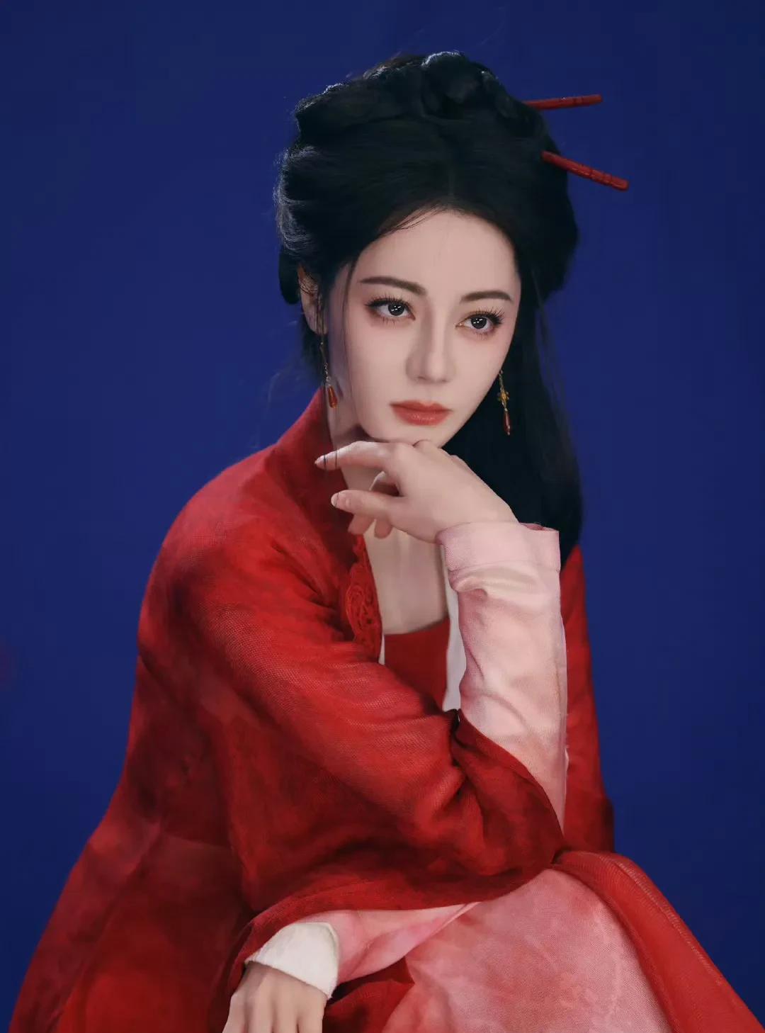 《慕胥辞》迪丽热巴好美！
电视剧《慕胥辞》预约破150万，物料放送，迪丽热巴、陈