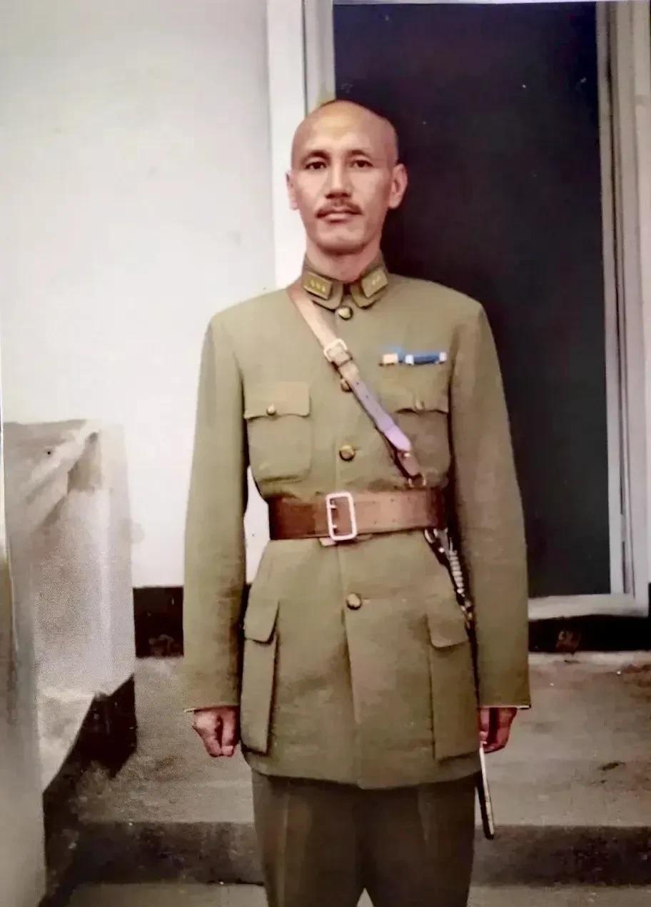 #端午纳福#
一九四六年，老蒋在光复的南京的留影，还是第一次看到，镜头中的老蒋一