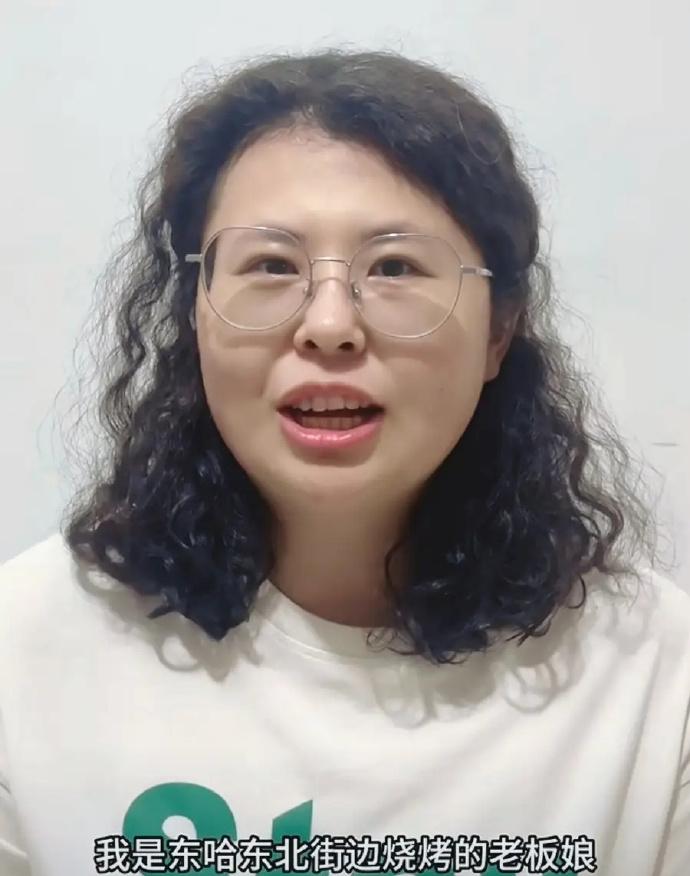 苏超第五轮焦点战常州VS南京在倾盆大雨中开打，有观众发现，场边广告牌中出现一块“
