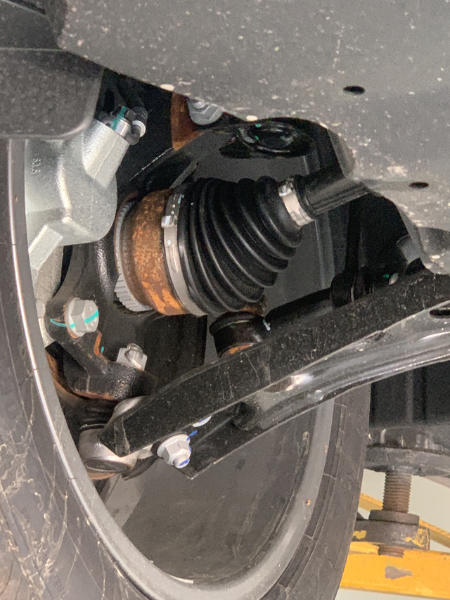 豪越L的底盘，哎！
今天验车拍了一张。锈到和露天自行车一个档次了。能喷防锈的地方