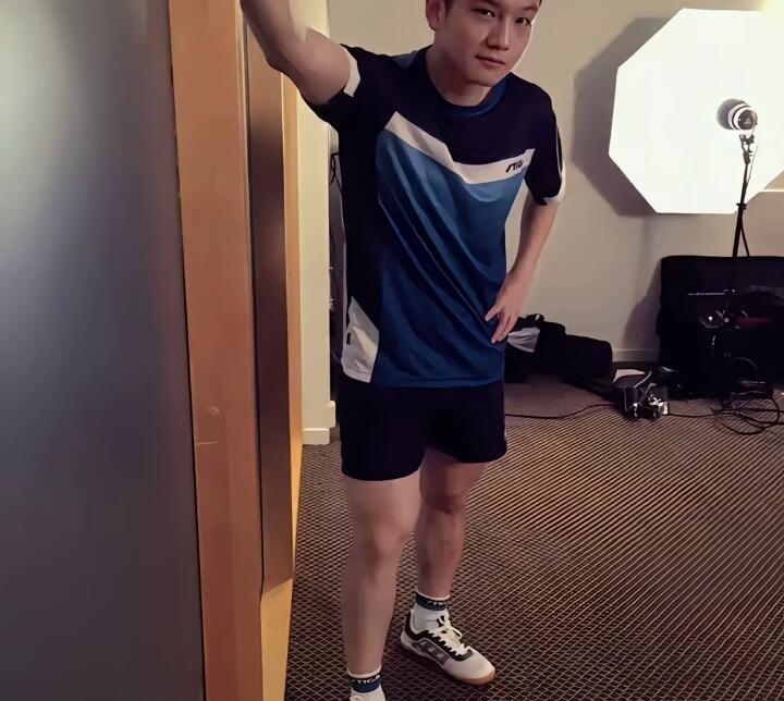 小胖这个姿势，帅气的小年轻榜样，哥哥弟弟都可以抵挡的住！
樊振东的点点滴滴，照片