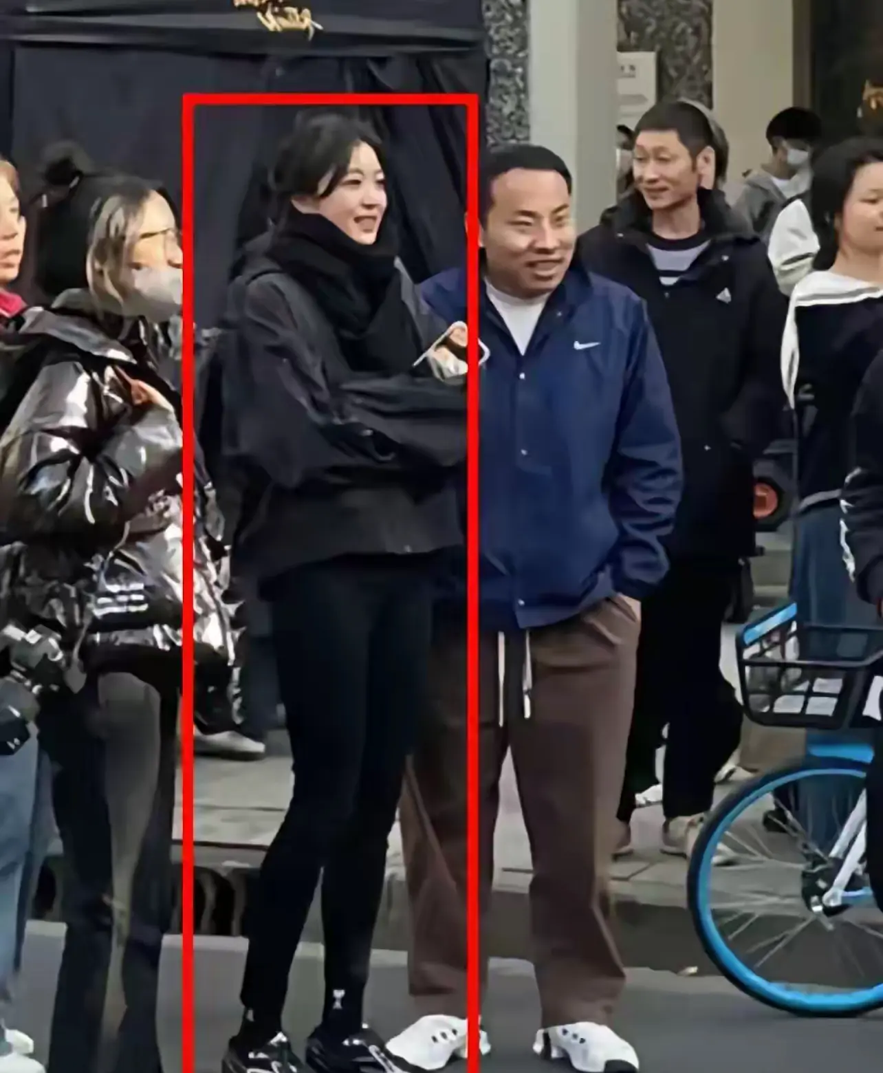 站在美女旁边，志胜有一种很有钱的感觉。
感觉志胜是娱乐圈顶流背景板，可以作为项目