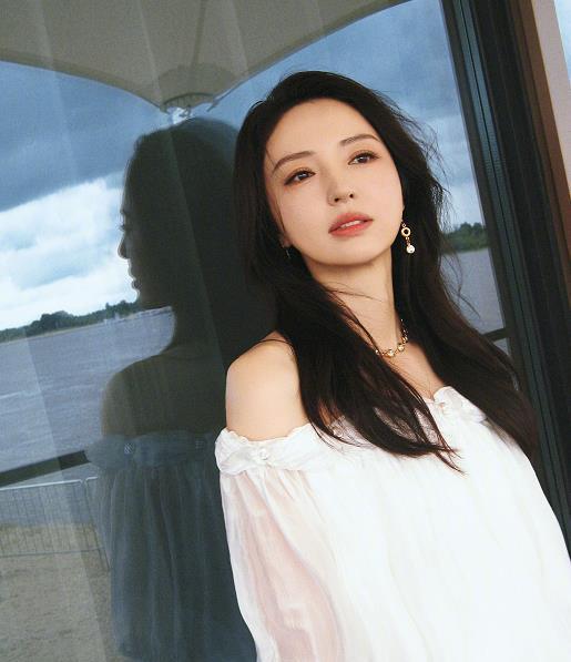 #董璇公布婚讯前状态# 网友曝光雪花女神龙董璇的婚前生活照，短短几张照片可以看出
