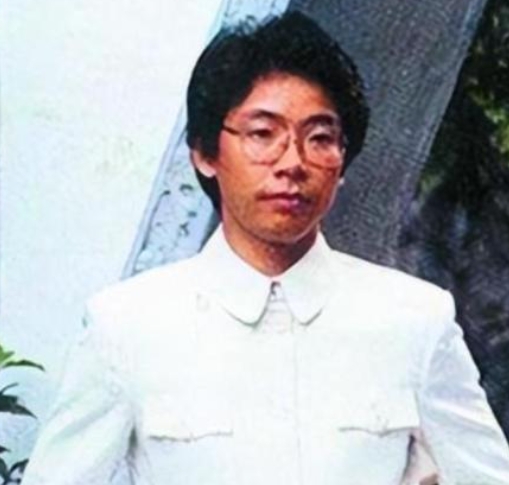 198６年，歌手张明敏得知我国举办亚运会的经费，还差了6亿的缺口时，毅然决然的卖