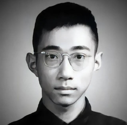 1970年的一天，在一场十万人公审大会上，一个书生模样的男青年判处死刑，他就是曾