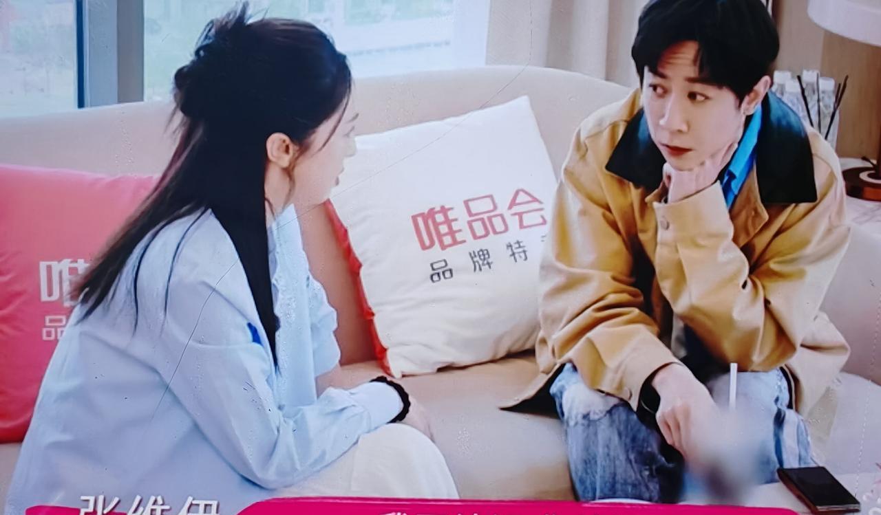 董璇和张维伊商量办婚礼。
张维伊:我不认识办婚礼的，你认识吗？
董璇: 我认识，