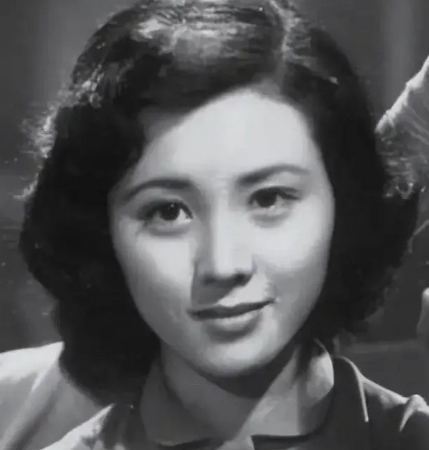 1942年，甄凤山在作战中屡屡战败，他不仅跟妻子探讨：“会不会是我的作战部署有问