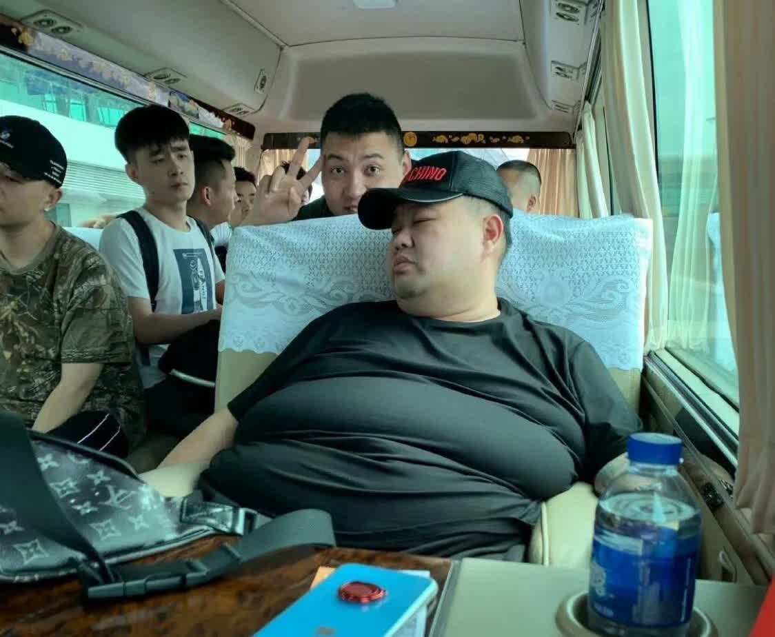 相声界的扛霸子！地位稳如泰山，如果你不服，那也没办法！坐大巴一人占两个人的位置，