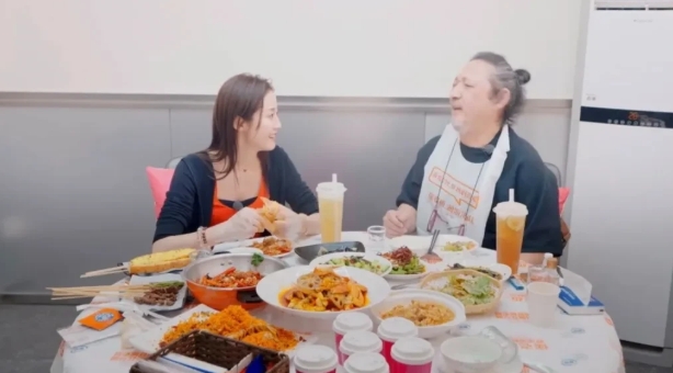 万千慧问三宝：“你记不记得我们第一次拥抱是什么时候？”结果，三宝直接烦了，他不耐