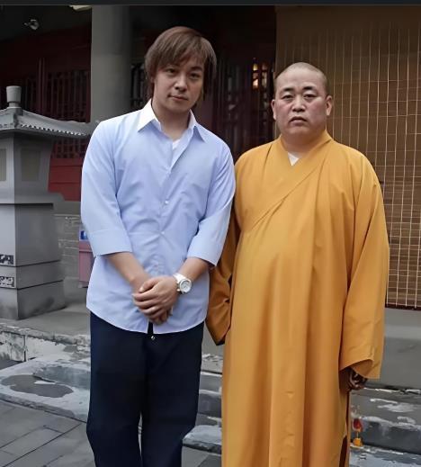 #释小龙# 释小龙2岁拜师释永信，作为师父曾指导释小龙通臂拳、醉剑、少林棍等少林