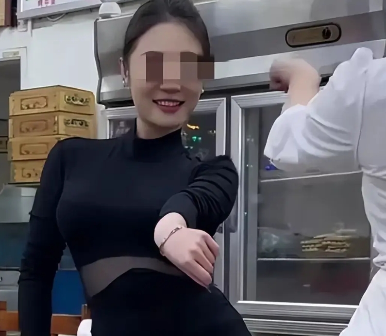 王木木这件事把人心的恶毒展现得淋漓尽致！烧烤店老板娘原本想靠直播多赚点钱，哪晓得
