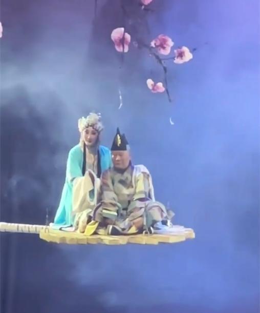 德云社郭德纲带着麒麟剧社在天津中华剧院上演的《济公活佛》第七本圆满成功。郭德纲的