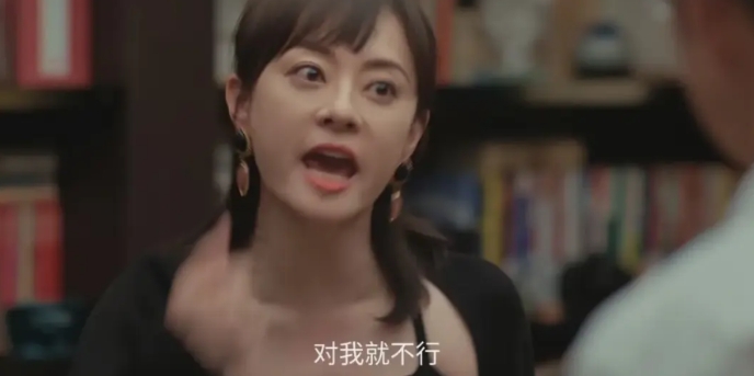 《蛮好的人生》看完两集，从胡曼黎落水就能看出，人一辈子最痛苦的事情是选错了人。
