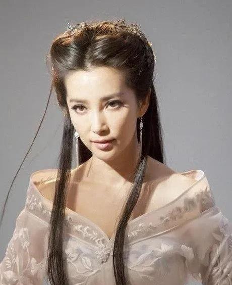 直到看到52岁李冰冰这副装扮，
我才发现当年导演们不找她演小龙女真是可惜了，这身