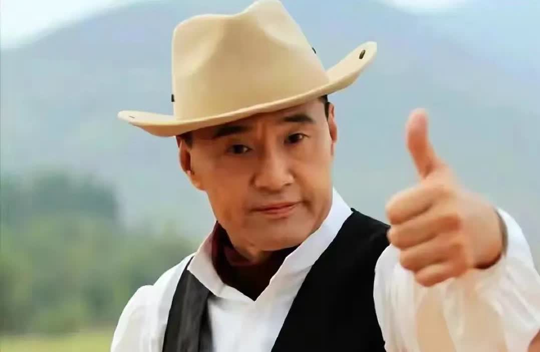 他功夫不输李连杰，出道至今零绯闻，身家过亿却娶了一位“丑妻”