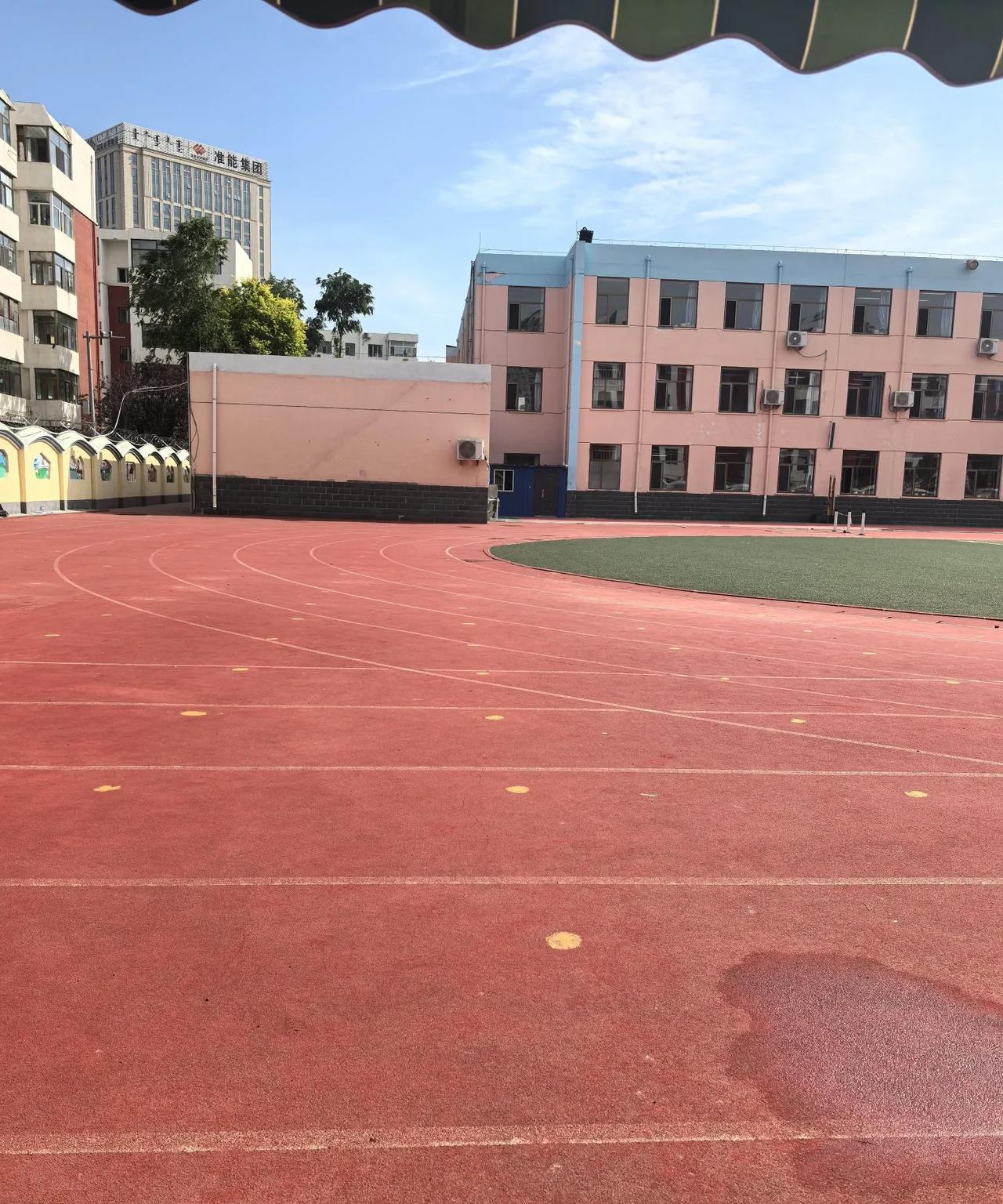 早晨，来到学校，去操场锻炼前去录播室里面的小屋取我的运动鞋，找了半天也没有找到。