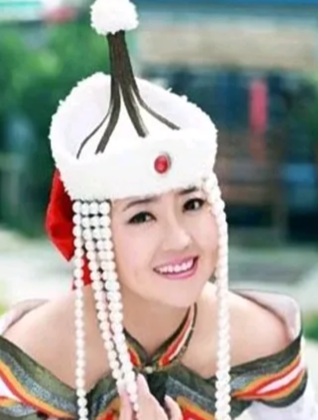 韩磊老婆其其格（王燕）可是“蒙古族之花”，韩磊追了两年才追到的。其其格的蒙古语里