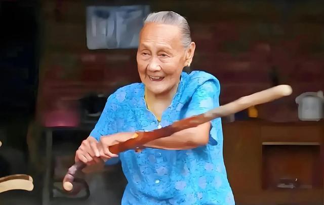 [浮云]1941年9月，一个中国女兵被七个日本兵围堵。眼看就要被俘，她却猛地拿起