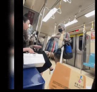 9月30号，在台湾地铁上用手提包击打女乘客，强行要求其让座，被女乘客一脚踹倒的7