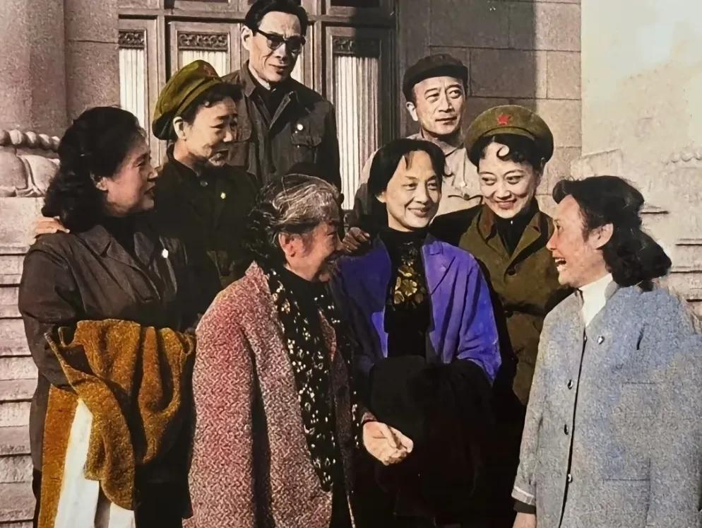 这张珍贵的老照片拍摄于一九七九年召开的全国文代会期间，镜头里的每一位都是五、六十