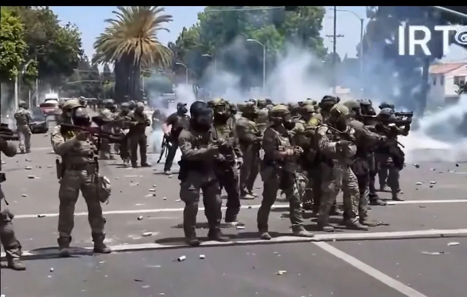 洛杉矶街头，国民警卫队真枪实弹地开始行动，街头一片混乱。你可能觉得这只会在电影里