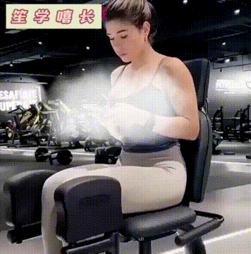 看到帅哥走过来，女生故意凹造型，不料小伙竟毫无反应！
