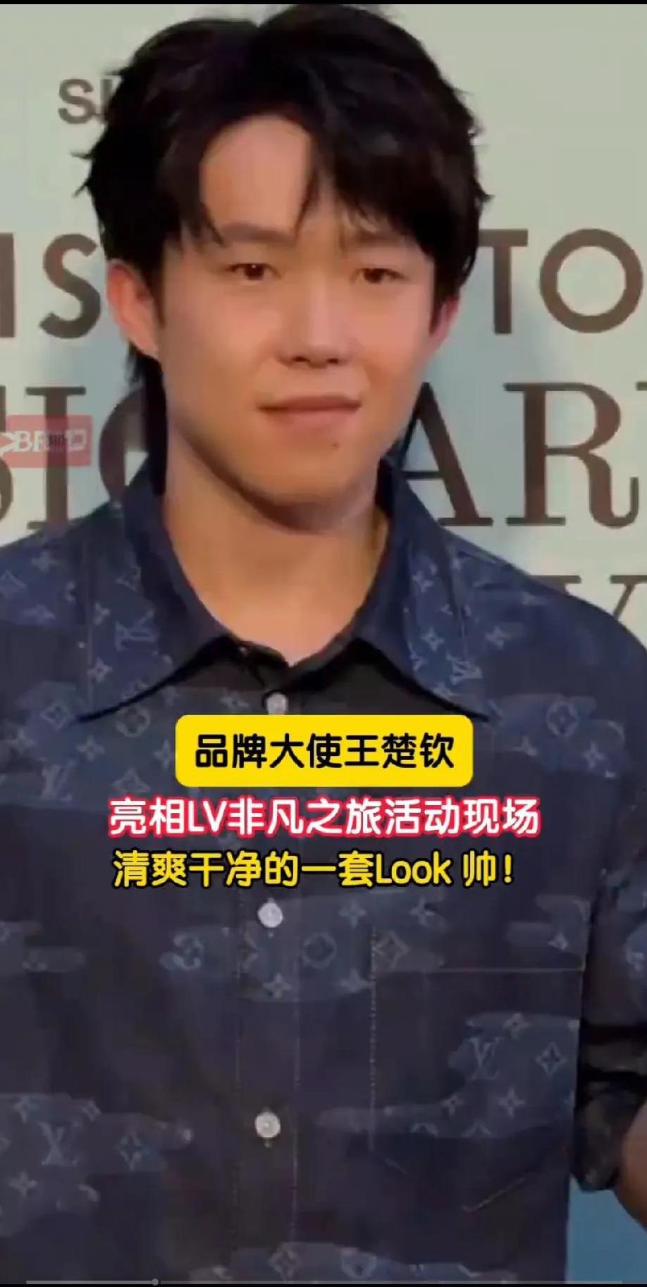 看出来了吗？
王楚钦有点紧张！
王楚钦人气太旺了。那么多的人，围得水泄不通，都举