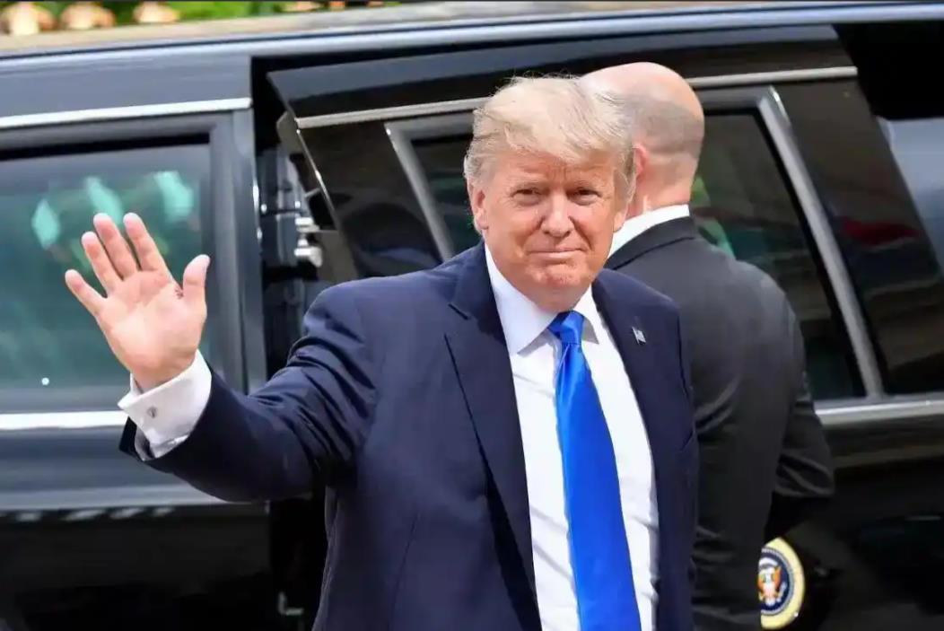 特朗普为何要暂缓关税？很多人以为美国是想借机通过谈判来敲诈其他国家，但其实不然。