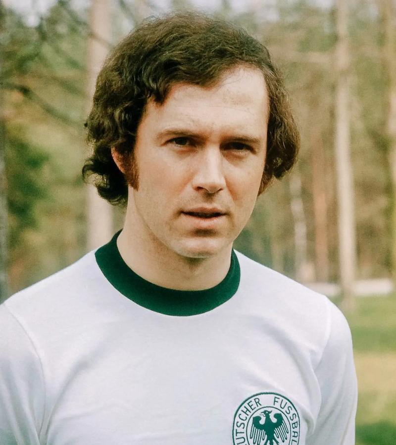 齐达内，大罗和贝肯鲍尔历史地位该如何排？
齐达内
世界杯、欧洲杯、欧冠冠军大满贯