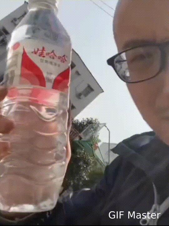 现在已有人公然把娃哈哈矿泉水丢进垃圾桶，大喝特喝农夫山泉了！
最近看到有人已经开