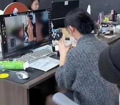 太明目张胆了吧[笑哭]