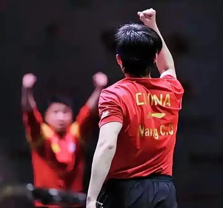 哈哈哈，原来，换球衣也是战术。世乒赛，王楚钦单打晋级赛中，被连挫两局，休场时，教
