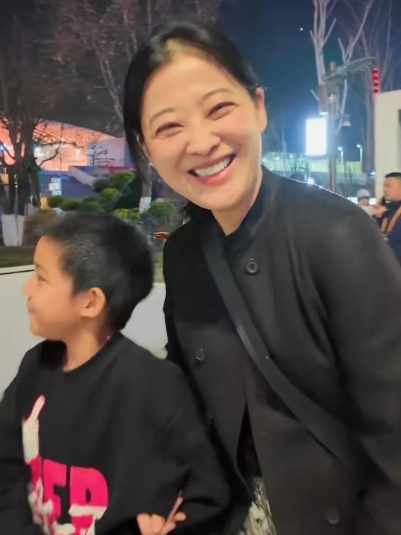 梅婷全家杭州追星现场成育儿教科书，为圆儿子追梦，她剧组请假打飞的赴杭，素颜现身机