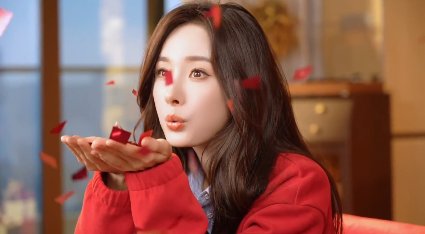 新的一年开始啦，杨幂很适合穿红色，不得不说每年fila的新年广告都拍得很美，确实