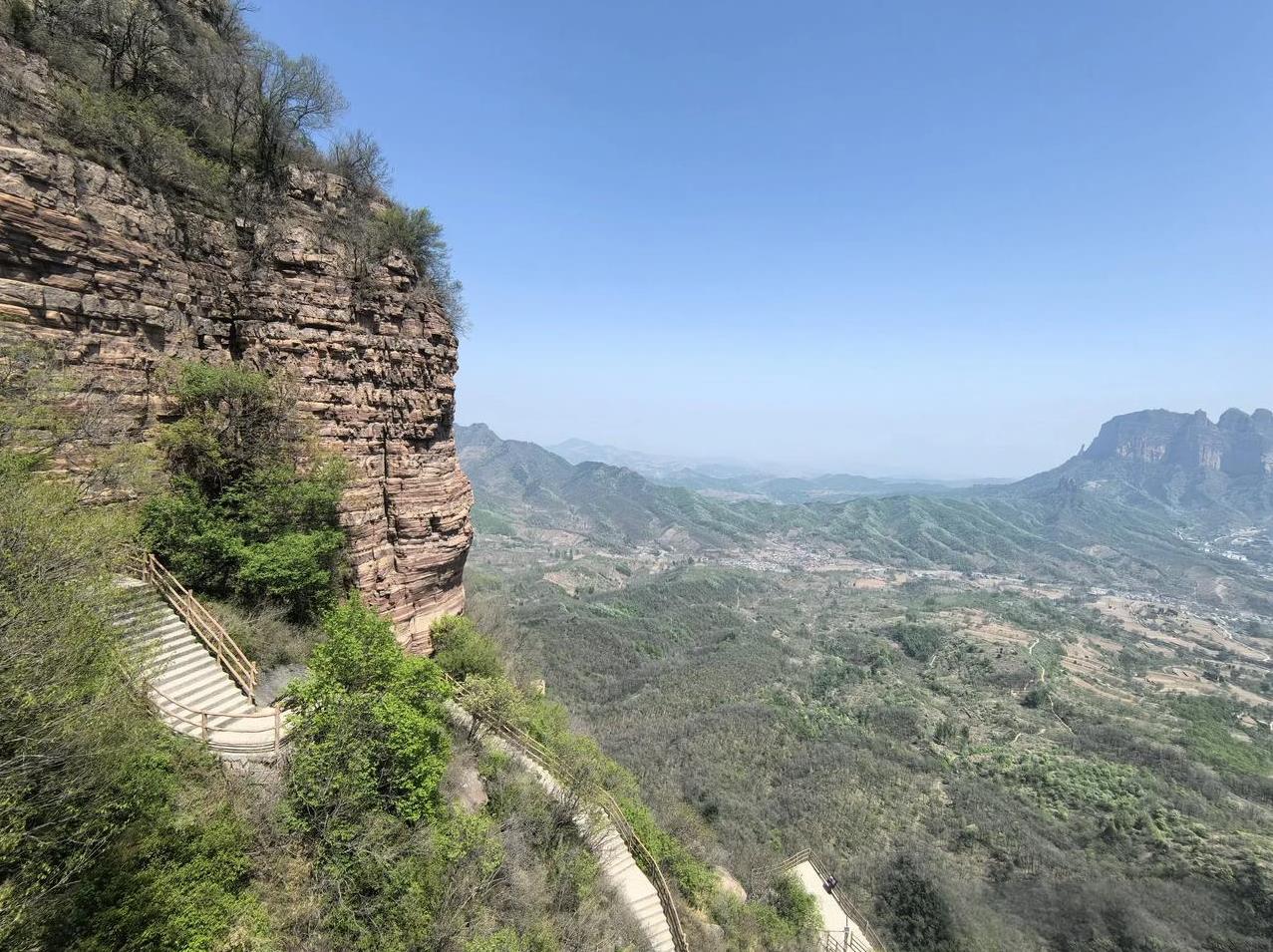跟着老夏游山东——邯郸东太行景区（6）
东太行景区的一大景点——太行一柱。
之前