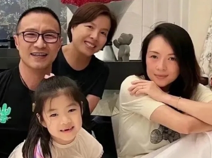 仔细看才发现离婚前的章子怡，所有人面对镜头都很开心，只有她在咬牙忍耐着！