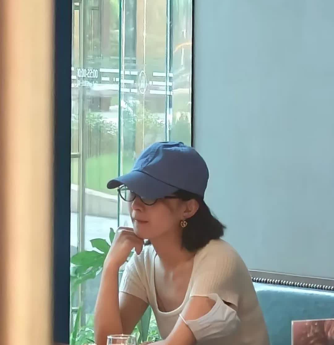 捡到一张新鲜小丽🦋
头发染回来了 黑色的，脸上也有肉肉了
姐也太松弛了，这