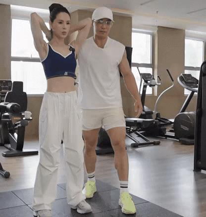 我的妈耶，李若彤的核心力量，
已经这么强大了吗？
不知道的还以为她的脚底板有弹簧