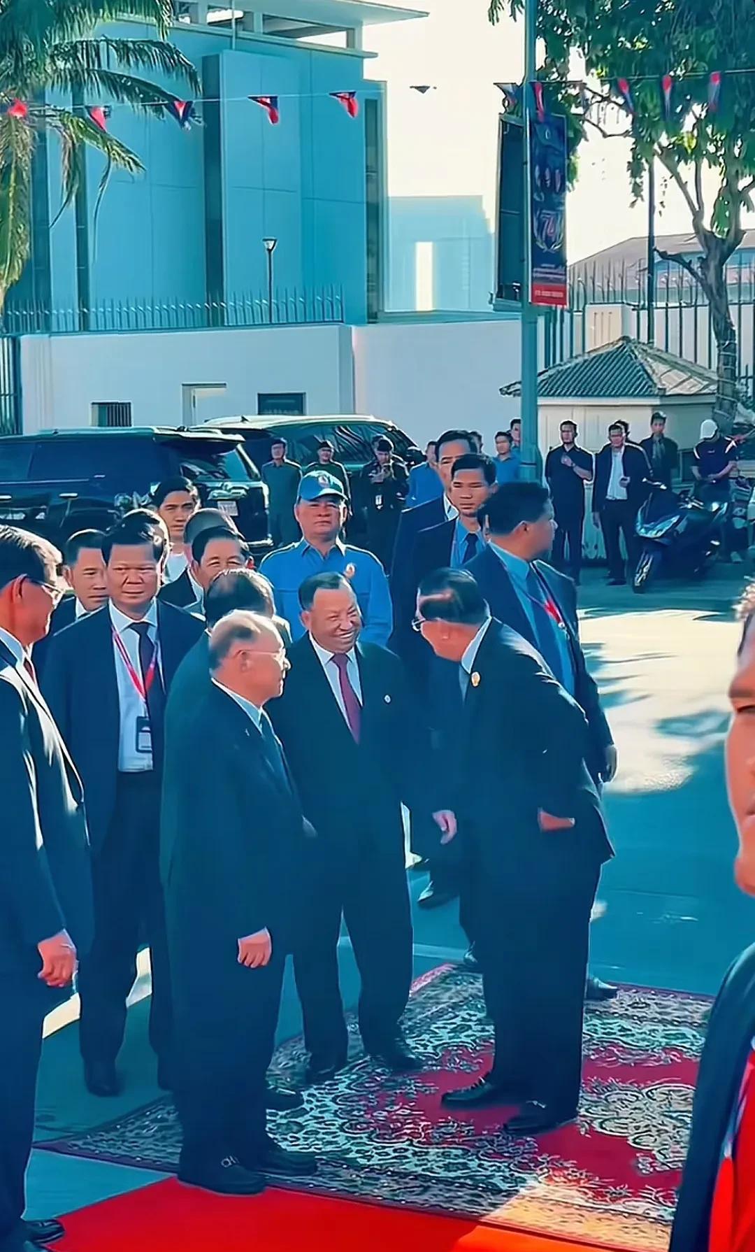 每逢重大场合，洪森一出场，洪玛奈就像新兵一样，隐没在人群中。之所以这样就是柬埔寨