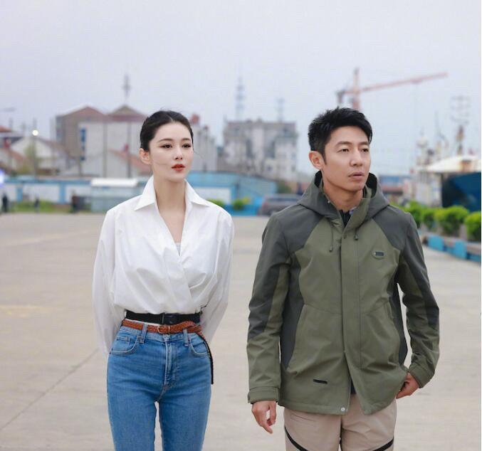 不愧是比刘亦菲都要有气质的女演员，和撒贝宁的同框，美出了圈。人家不刻意打扮，一件