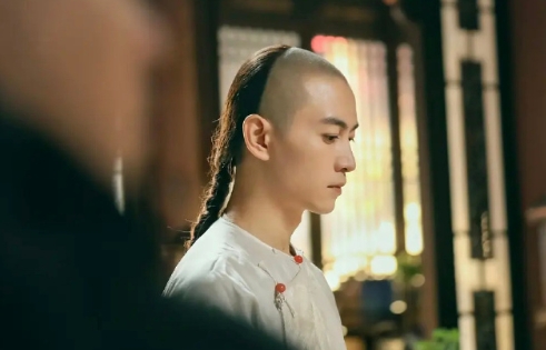陈晓古装还是太权威了，静态图也能看出眼睛有故事，我觉得他光头比有头发更帅。