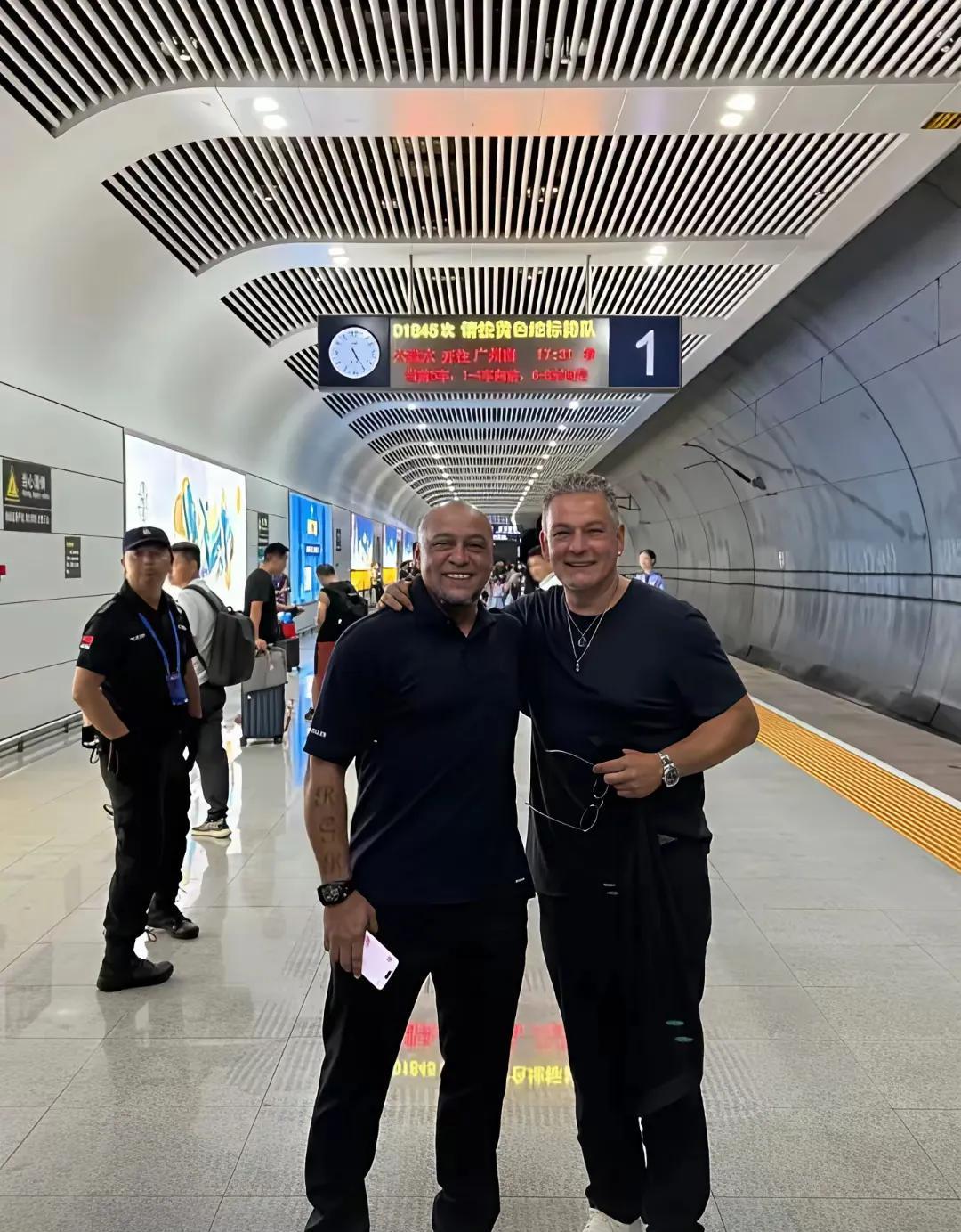 足坛的两位大佬巴乔和卡洛斯体验中国高铁，他们从贵州六盘水乘坐高铁到广州南，很多乘