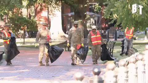 这个视频特别有意思：美军一人一个塑料袋，上街捡垃圾
你要说特朗普不是在学习中国，
