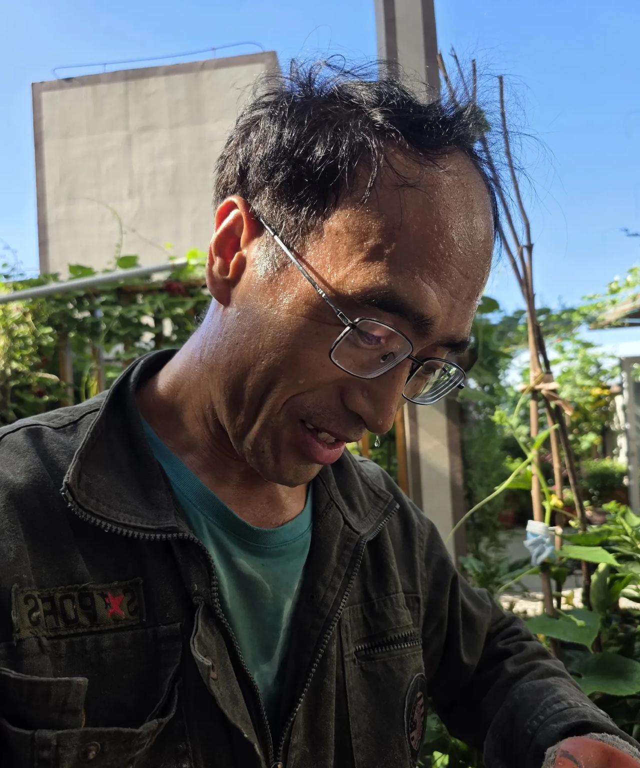 心惊肉跳：他每次干活我都不敢喘气……
昨天上午，物业人员又带他来到我的院子。上周
