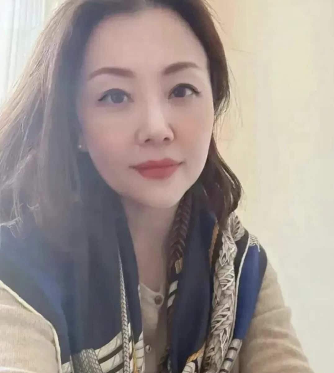 我是一名保姆，雇主每个月都给我7530元。每个周末他妻子出差时，他都会向我提出要