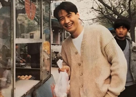 32年前的黎明，好阳光帅气啊。黎明的旧照，32年前，他在北京街头吃煎饼的画面。