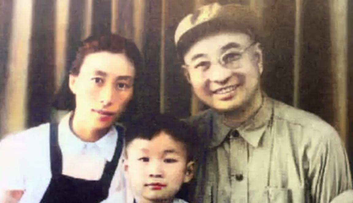 1961年2月，病重的陈赓大将在上海丁香花园留下人生最后影像
陈赓大将1903年