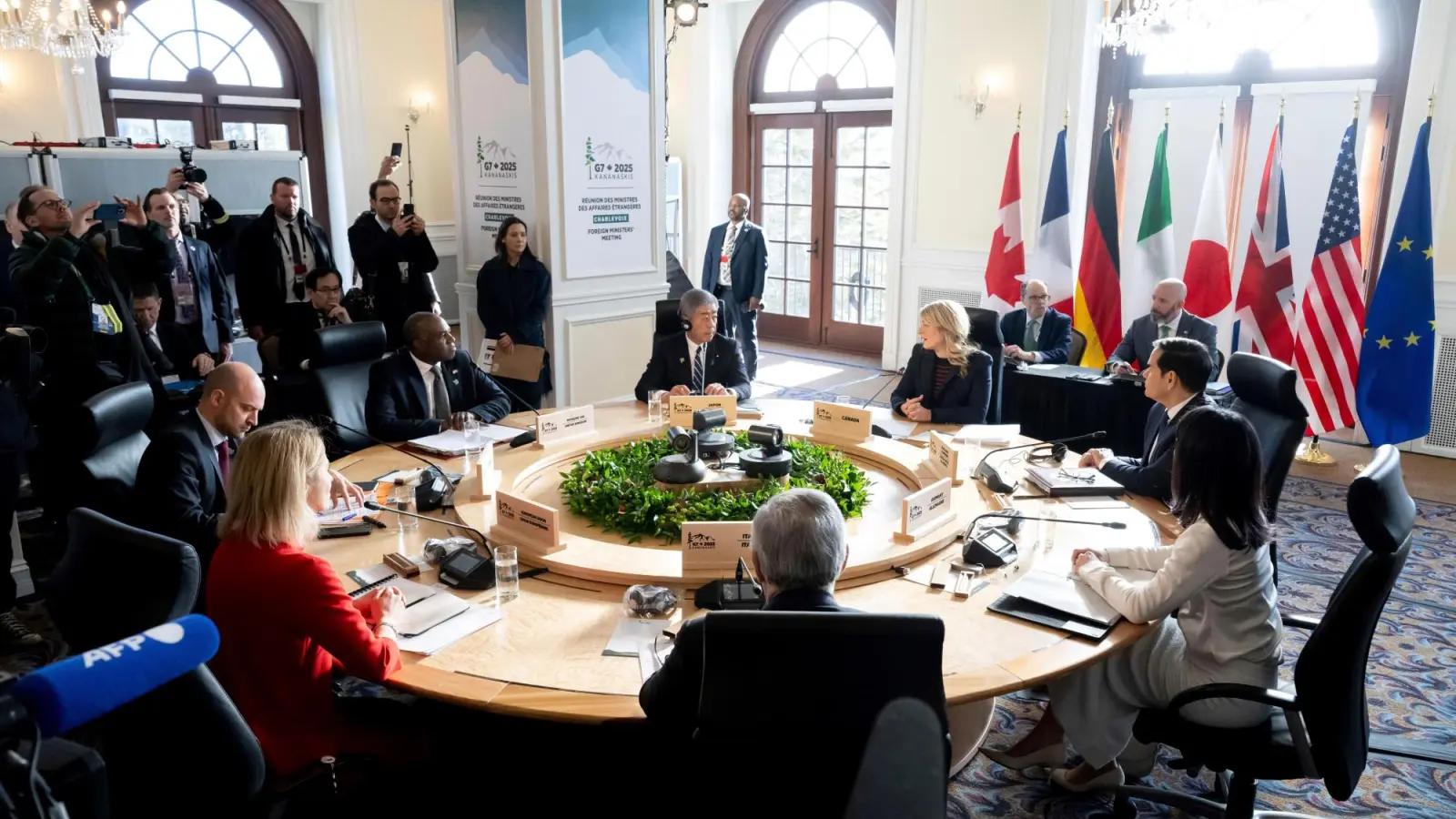 韩国海警这回踢到铁板了！上月月底强行突袭苏岩礁中国渔民养殖设施，遭中国海警船强势